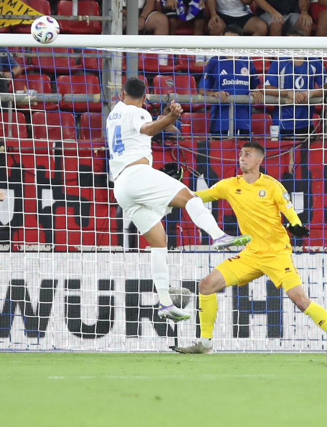 Pavlidis cabeceia para fazer o 2-0 da Gr&#233;cia ante Chipre