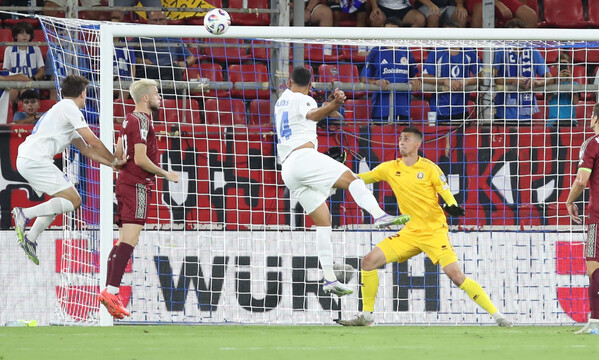 Pavlidis cabeceia para fazer o 2-0 da Gr&#233;cia ante Chipre
