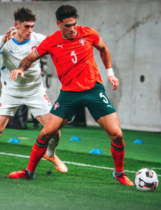 Gon&#231;alo Oliveira em a&#231;&#227;o pelos Sub-21 de Portugal ante a cong&#233;nere da Ch&#233;quia