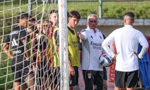 Jos&#233; Mourinho no treino no Benfica Campus