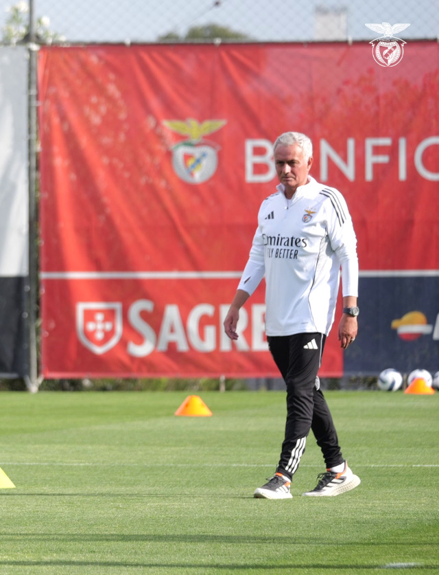 Jos&#233; Mourinho no treino no Benfica Campus