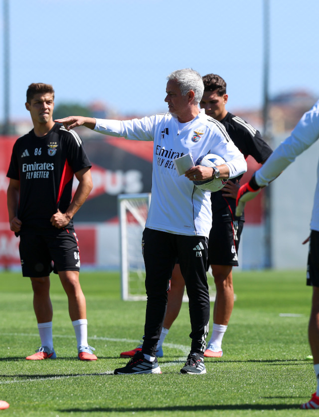 Jos&#233; Mourinho orienta a sess&#227;o de trabalho