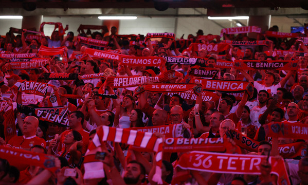 Adeptos do Benfica no Est&#225;dio da Luz