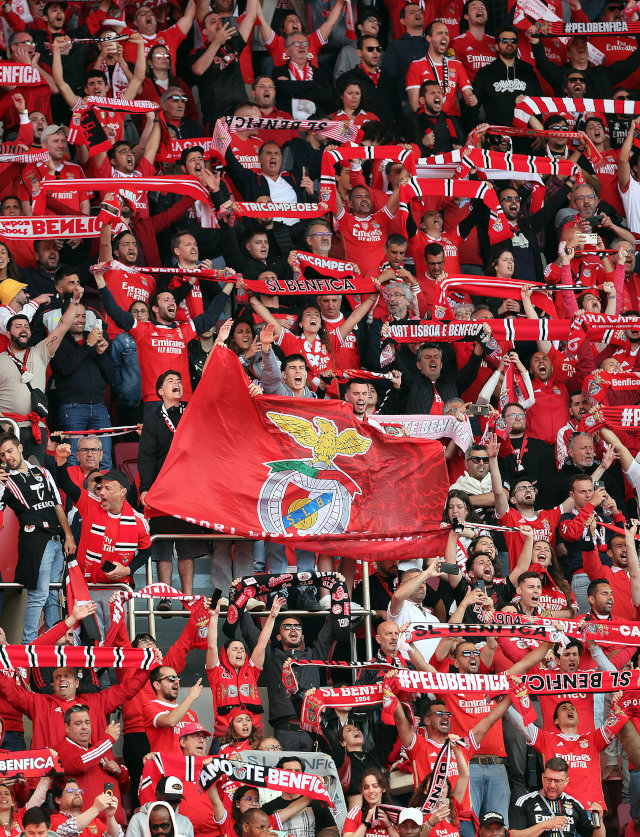 Benfiquistas no Est&#225;dio da Luz