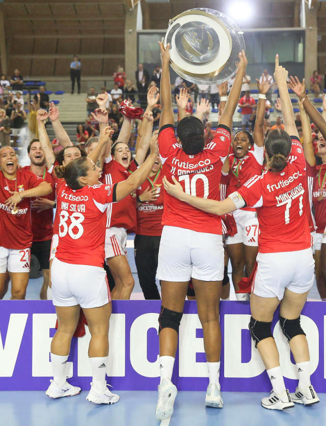Equipa do Benfica a celebrar mais um sucesso