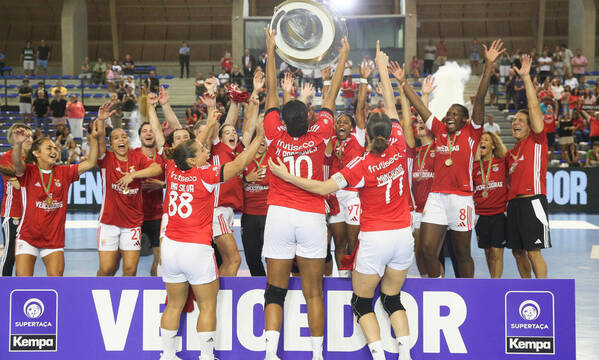 Equipa do Benfica a celebrar mais um sucesso