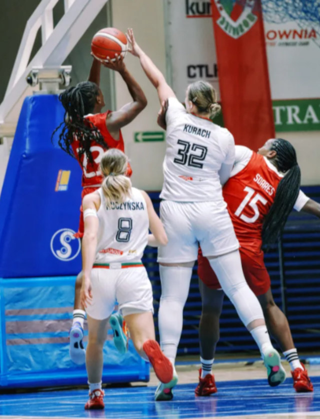 Fatumata Baldé com a bola