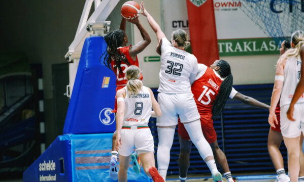 Fatumata Baldé com a bola