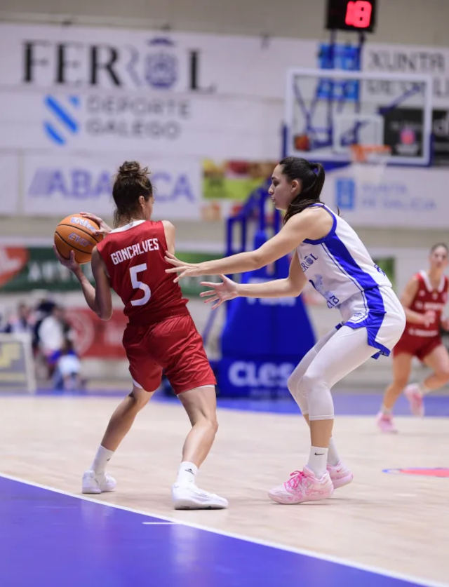 Marcy Gonçalves protege a bola