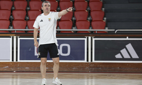 O treinador Norberto Alves durante a sessão de trabalho