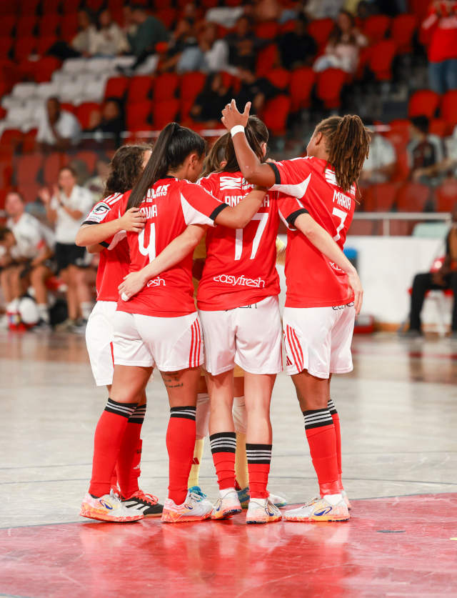 A equipa do Benfica festeja um golo