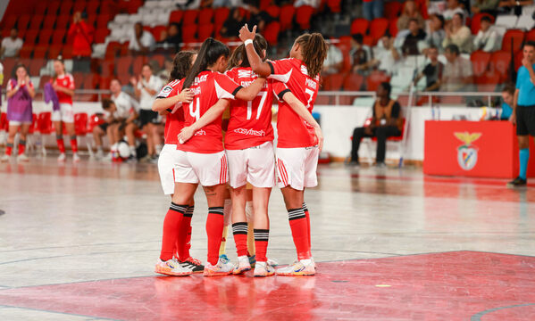 A equipa do Benfica festeja um golo