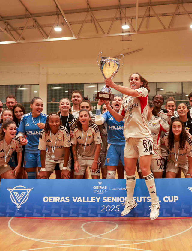 Equipa do Benfica com o troféu da Oeiras Valley Futsal Cup