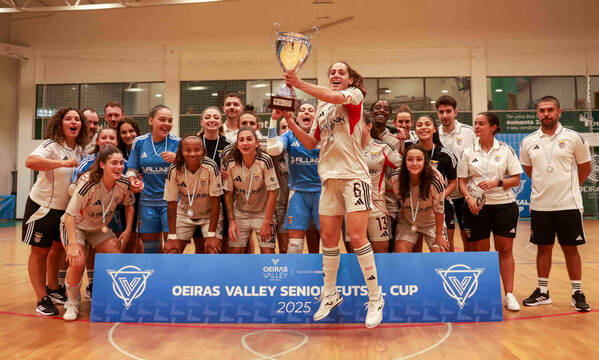 Equipa do Benfica com o troféu da Oeiras Valley Futsal Cup