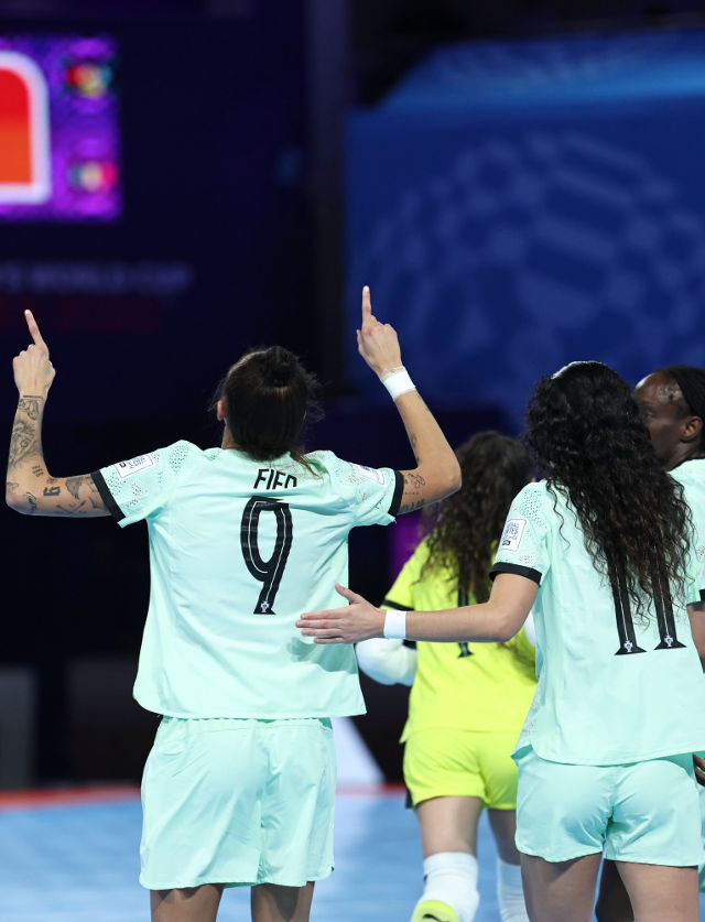 Fif&#243; celebra um dos golos marcados