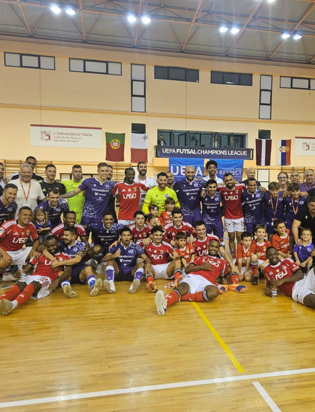 Equipas do Benfica e do Luxol St. Andrews