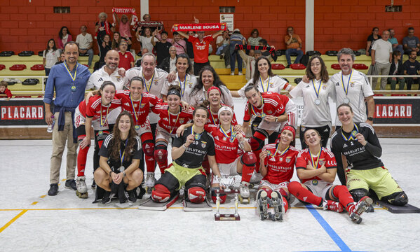 &#193;guias com o trof&#233;u