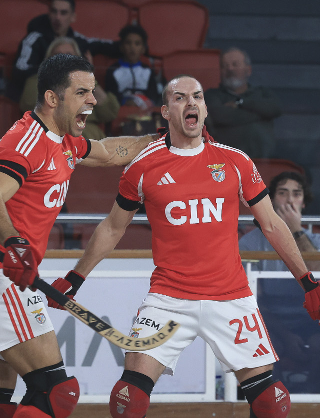 Nil Roca e Jo&#227;o Rodrigues festejam o 2-1