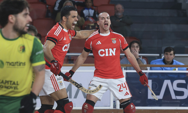 Nil Roca e Jo&#227;o Rodrigues festejam o 2-1