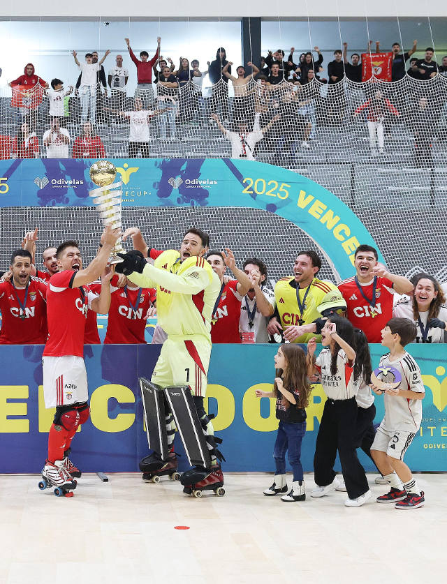 Os capit&#227;es Diogo Rafael e Pedro Henriques erguem o trof&#233;u