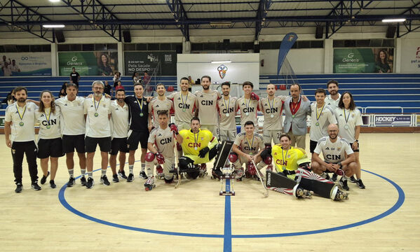 Equipa do Benfica com o Trof&#233;u Jesus Correia