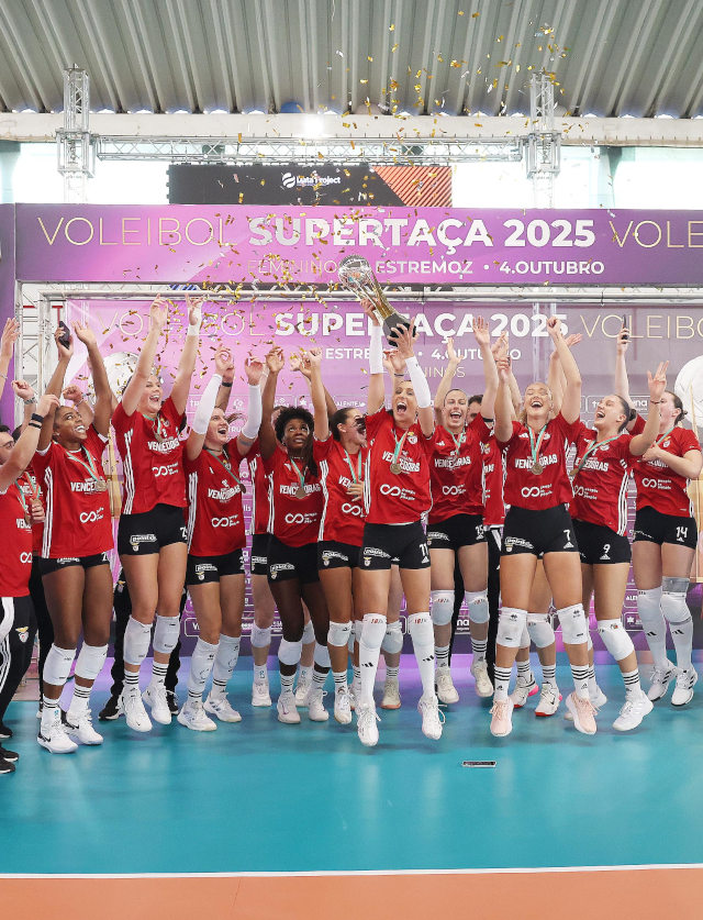 Equipa do Benfica com o trof&#233;u