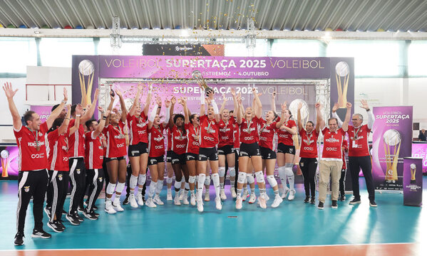 Equipa do Benfica com o trof&#233;u