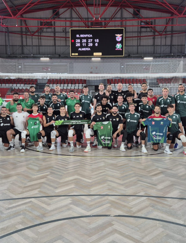 Jogadores das duas equipas unidos