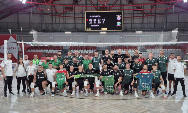 Jogadores das duas equipas unidos
