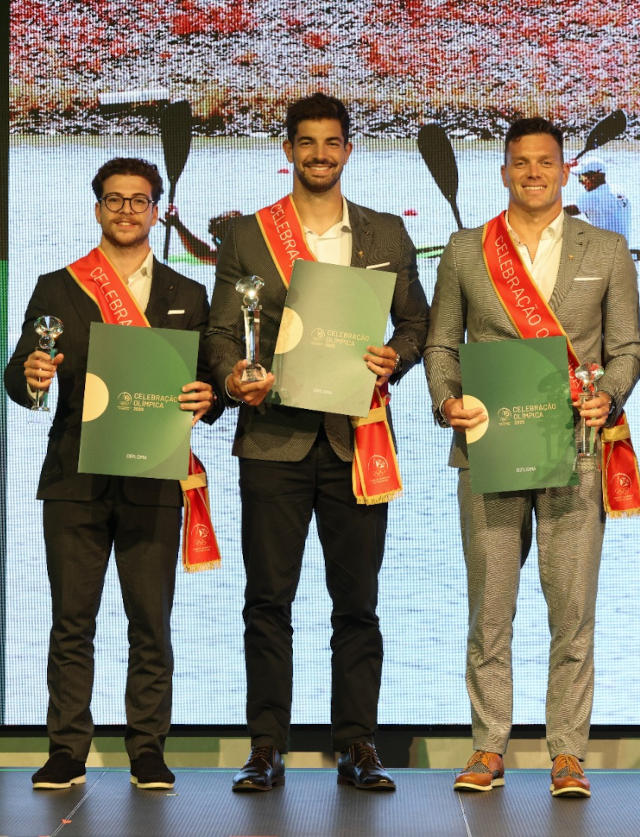 Os benfiquistas Pedro Casinha, Messias Baptista e Jo&#227;o Ribeiro com Gustavo Gon&#231;alves