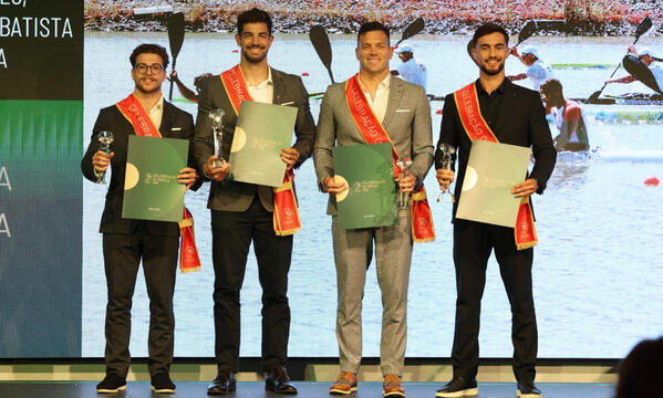 Os benfiquistas Pedro Casinha, Messias Baptista e Jo&#227;o Ribeiro com Gustavo Gon&#231;alves