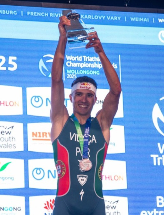 Vasco Vilaça ergue o troféu