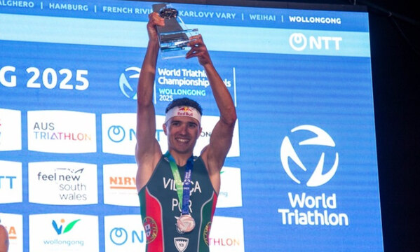 Vasco Vilaça ergue o troféu