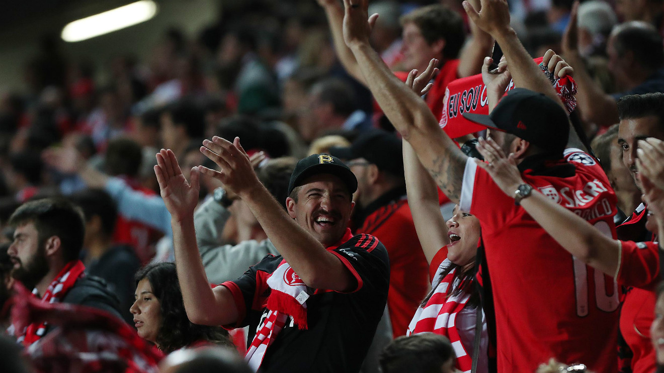 Adeptos do Benfica a festejar