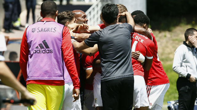 Grupo festeja com o técnico Hélder Cristóvão
