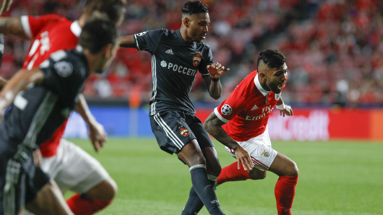 Vitinho com Douglas no Estádio da Luz