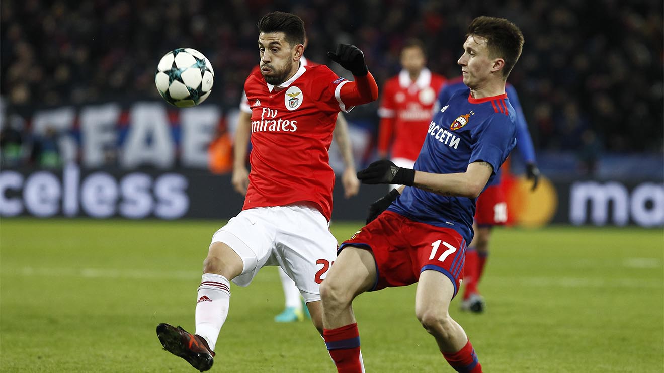 Pizzi e Aleksandr Golovin no CSKA-Benfica, em Moscovo
