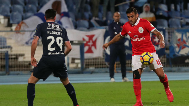Salvio em mais um lance de ataque do Benfica no Restelo