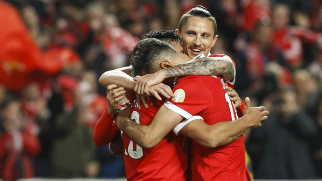 Equipa do Benfica festeja um golo