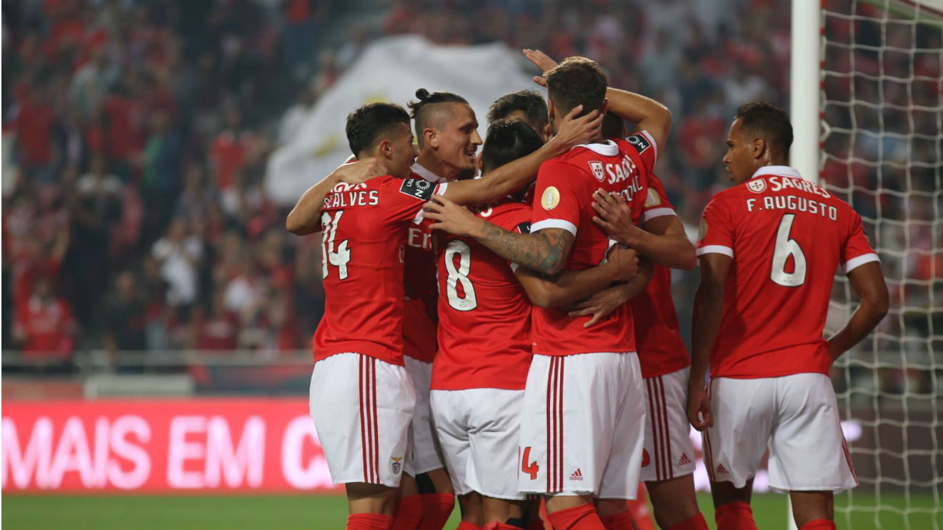 Jogadores do Benfica festejam um golo