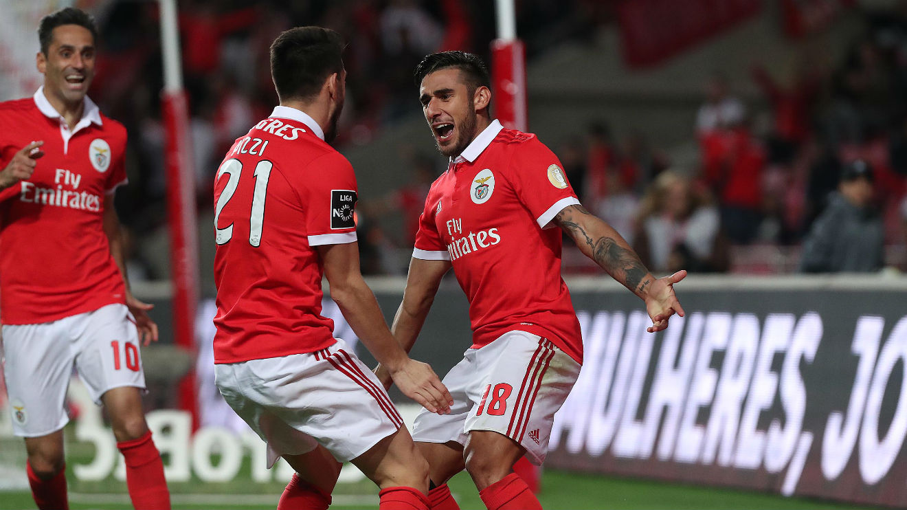Salvio festeja o terceiro golo na goleada (6-0) aos sadinos