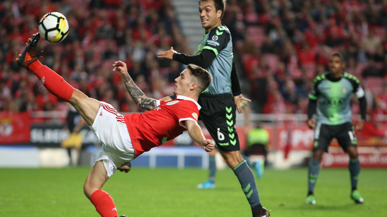 Grimaldo no jogo com o V. Setúbal