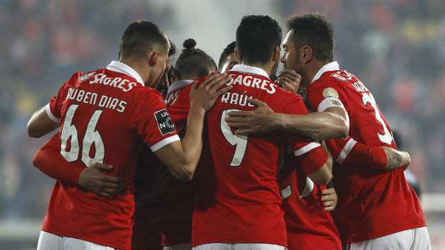 Equipa do Benfica festeja um dos golos na Amoreira
