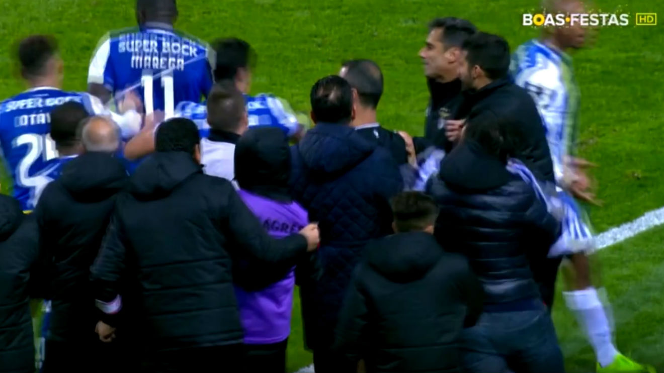 Momento em que um adepto do FC Porto invade o relvado e agride Pizzi