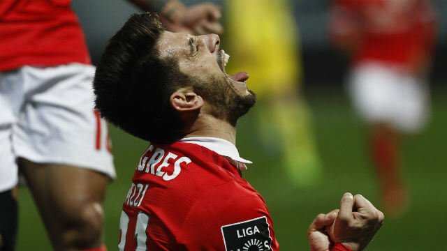 Pizzi e Salvio no jogo com o CD Tondela