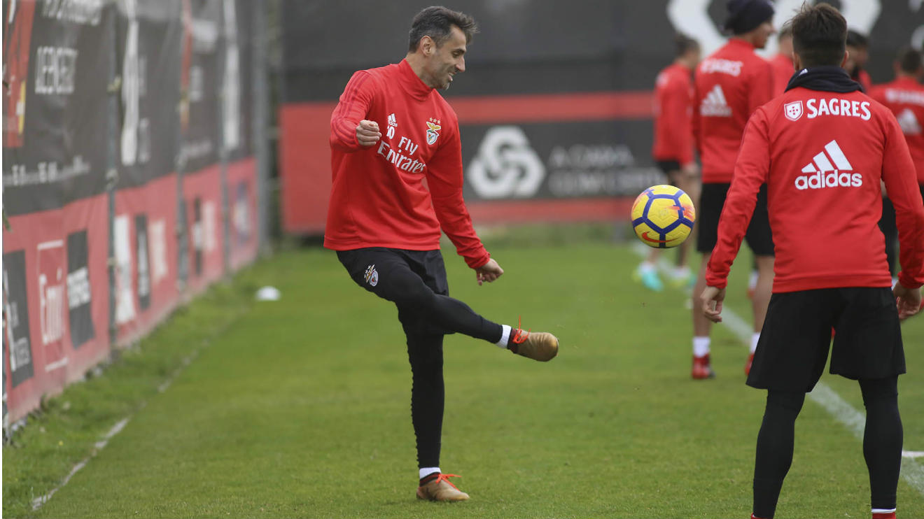 Jonas em treino no Caixa Futebol Campus