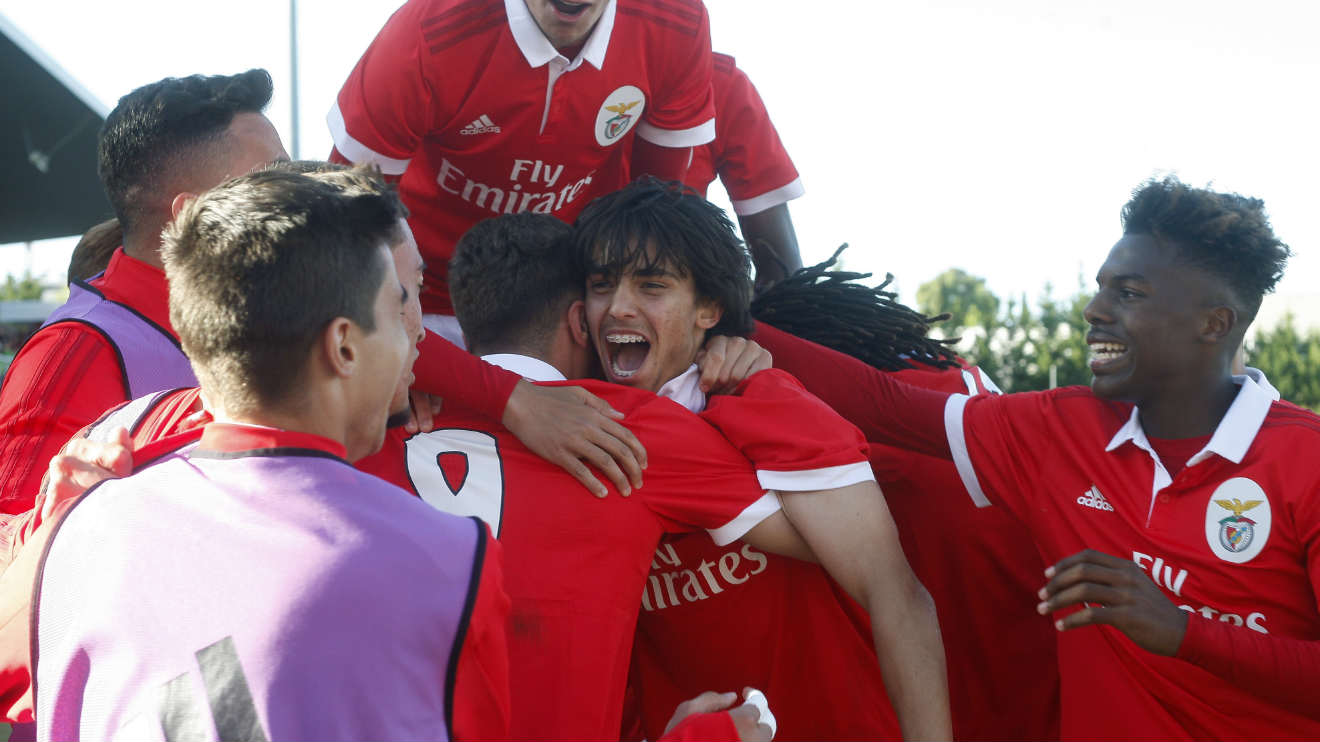 Juniores do Benfica festejam golo