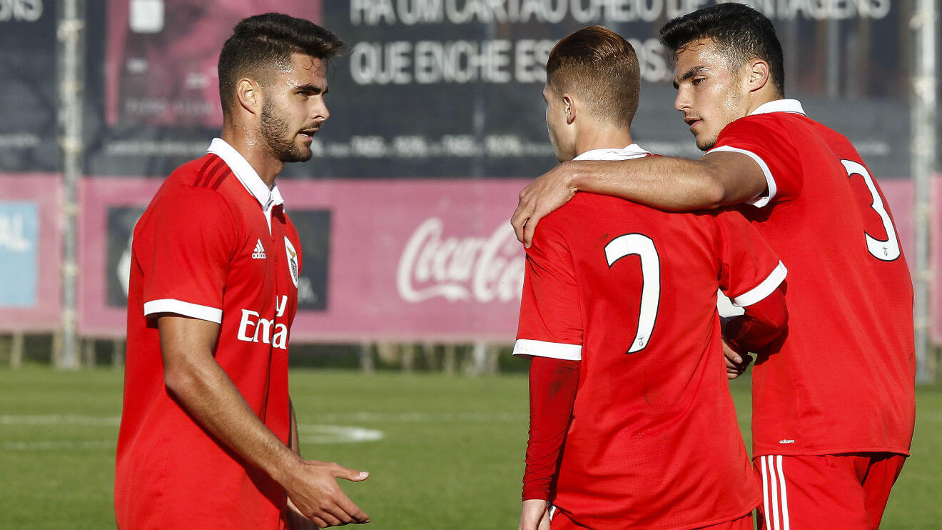 Benfica festeja golo de Tiago Dantas