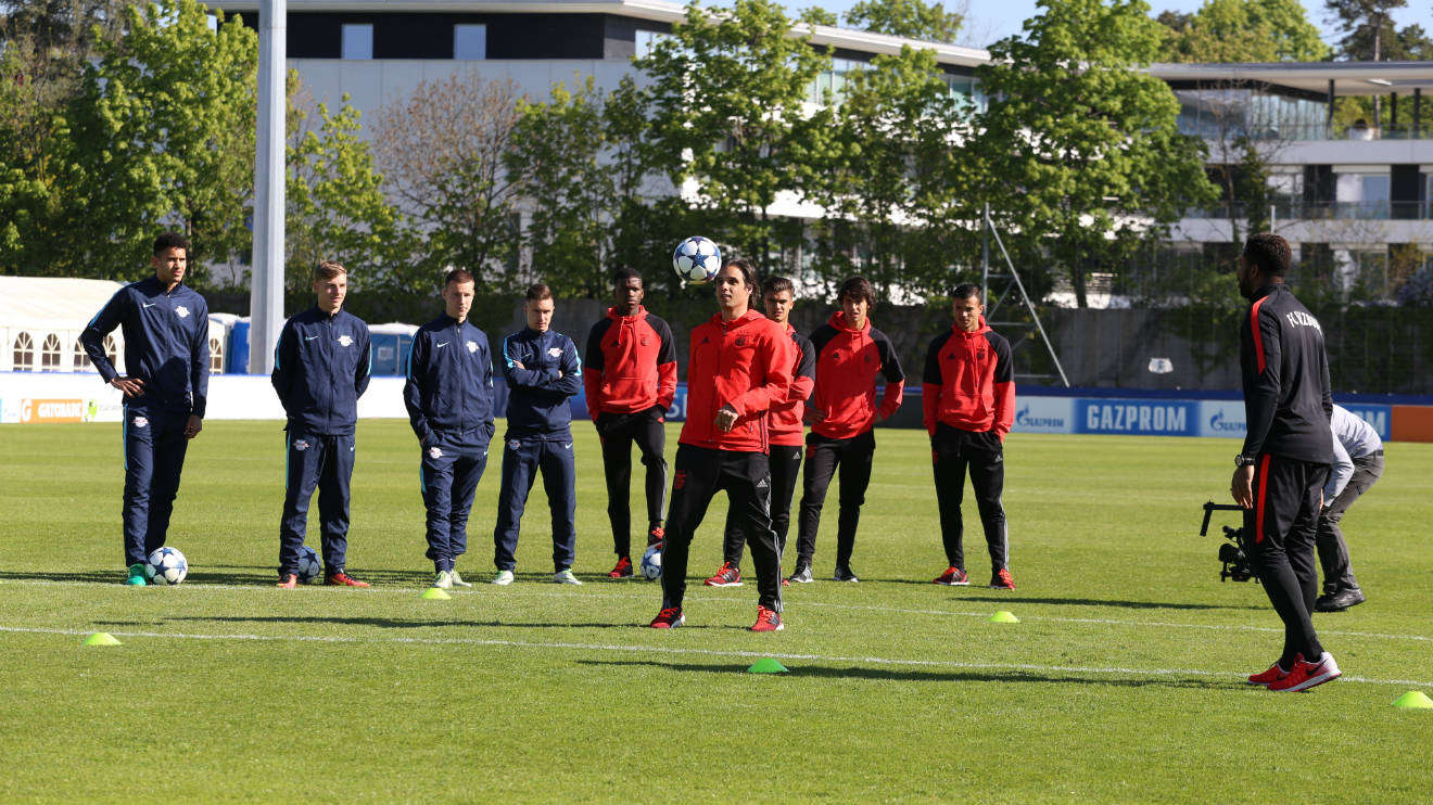 Nuno Gomes com a equipa de Juniores na Suíça