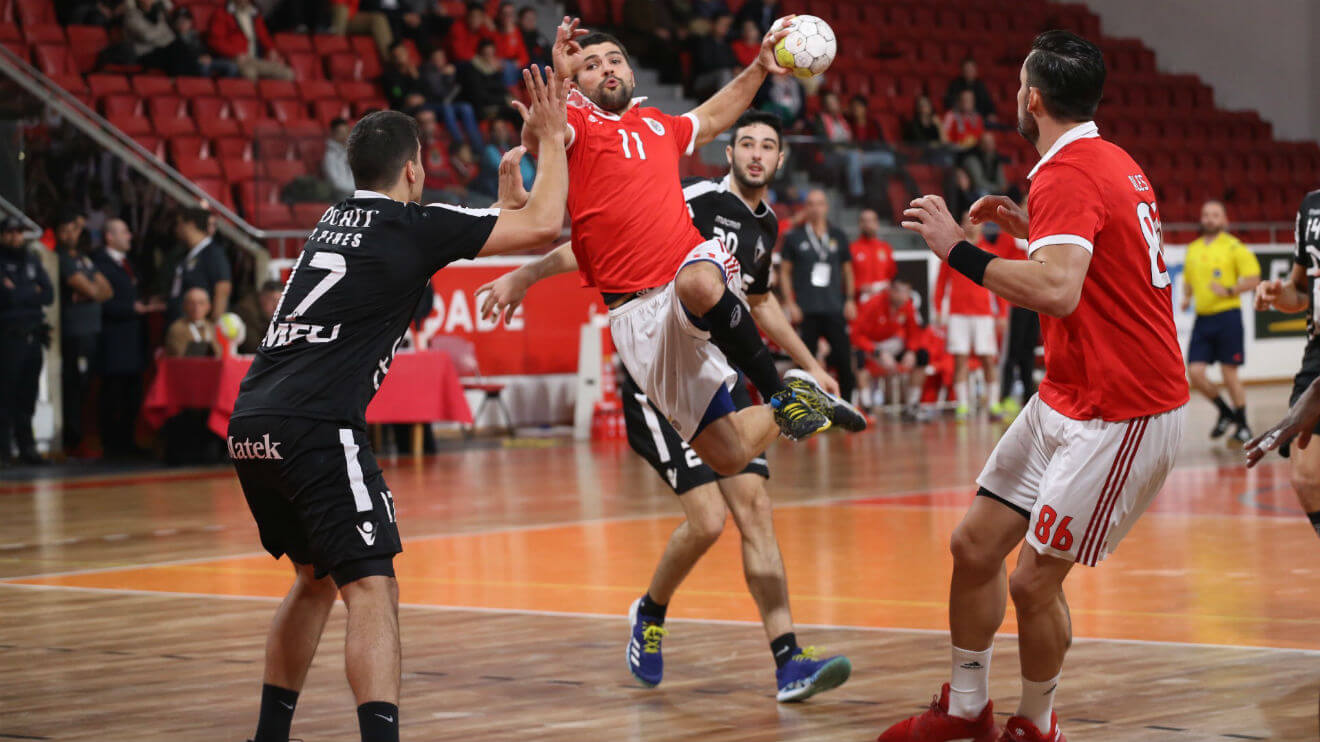 Belone Moreira no jogo com o AA Avanca